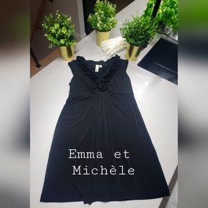 EMMA & MICHELE Belle petite robe noire avec drapage au devant et encolure en V